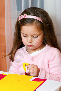 小女孩从彩纸上剪切的数字护士高清图片素材