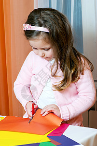 图陶器小女孩从彩纸上切出比图背景