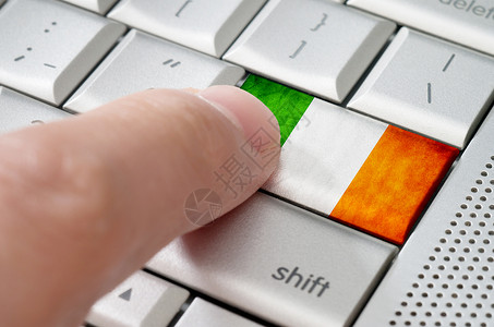 爱尔兰移民商业概念男性手指按力爱尔兰进入金属的钥匙背景