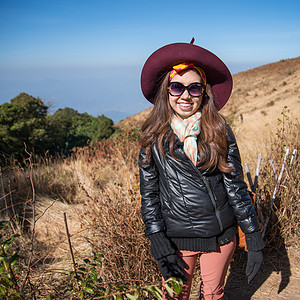 C区高山草原草原上的妇女肖像土地小路植物旅游女性旅行天空女士爬坡国家没有人高清图片素材