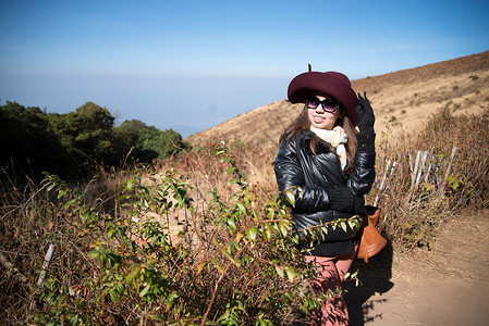 C区高山草原草原上的妇女肖像国家晴天旅游公园风景女士草地环境天空森林泰国高清图片素材