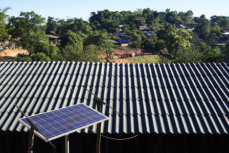 蓝屋顶房子屋顶上的太阳能电池板系统 阳光灿蓝的天空背景光伏控制板蓝色房子活力细胞国家环境生态太阳背景