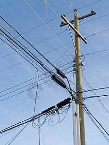 木电杆混杂的电线电话线路混乱背景图片