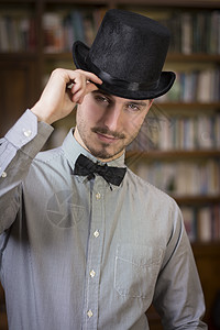身戴顶顶帽子和领结的优雅青年男子男人成人魔术师套装黑色白色绅士男性贵族衬衫美丽高清图片素材