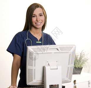 护士工作站在计算机工作站看望监测器的工作护士笑脸协会背景