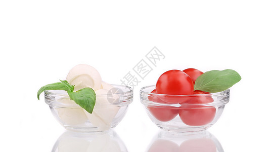 透明碗里蔬菜玻璃碗里的莫扎里拉和西红柿背景