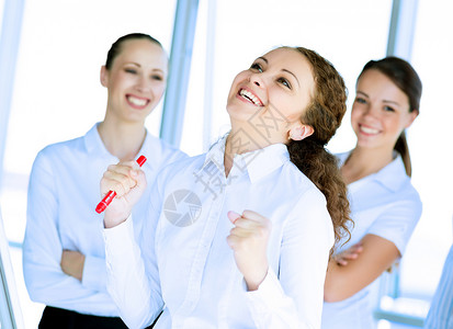 快乐的女商务人士团队女性微笑木板会议公司研讨会训练同事领导女士高清图片素材