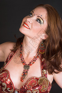 肚皮舞素材红色的贝贝舞者传统舞蹈家首饰亮片艺术家女士戏服胸衣珠饰青铜背景