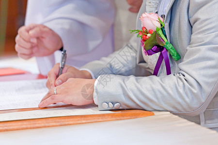夫妻结婚时留下他们的签名协议高清图片素材