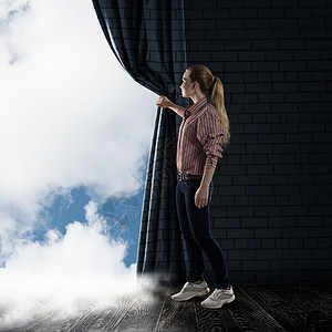 年轻女人拉着窗帘看云彩入口极乐辫子场景自由辉光烟雾天空过渡女士背景图片