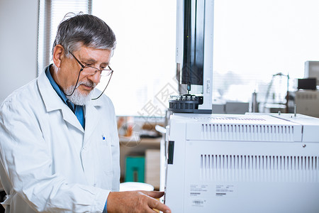 在实验室进行科学研究的高级男性研究员化学液体化学家烧杯气体显微镜工作医院色谱仪医生背景图片