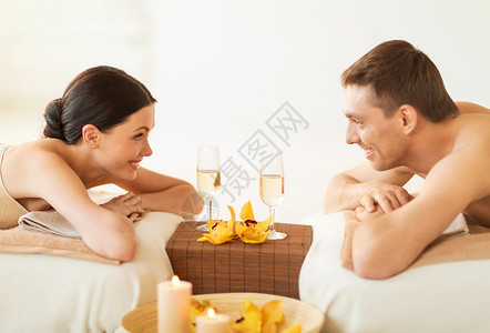 在温泉中为夫妇花朵治疗酒店蜜月呵护夫妻桌子纪念日男人女士背景图片