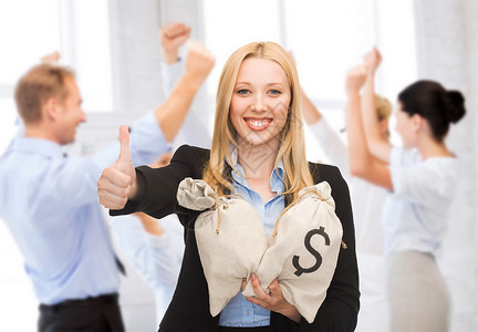 地产手拎袋有钱袋显示大拇指的女商务人士成就薪水预算现金富裕团队银行彩票银行业女孩背景