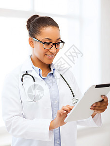 配有平板电脑的非洲医生诊所临床微笑保健女士女性眼镜生物医师专家医疗的高清图片素材