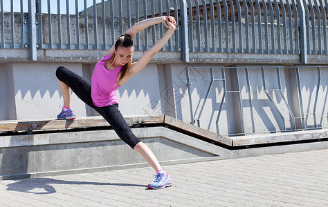 体育 街头有吸引力的女孩锻炼太阳公园女性青年衣服街道阳光地面绑腿户外的高清图片素材