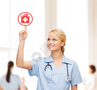 指着医院图标的微笑的医生或护士团体医疗保险学生房子屏幕工人技术实习生服务会议背景图片