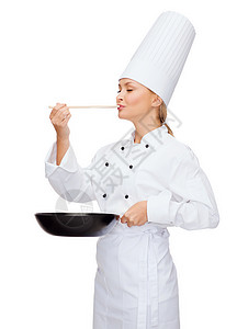 美丽锅用锅和勺子装着微笑的女厨师帽子成人平底锅管理人员威士忌厨具女性餐厅工作食物背景