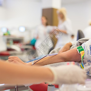 护士和捐血的献血者乐器卫生康复管子手臂医师民众男人注射器科学生活高清图片素材