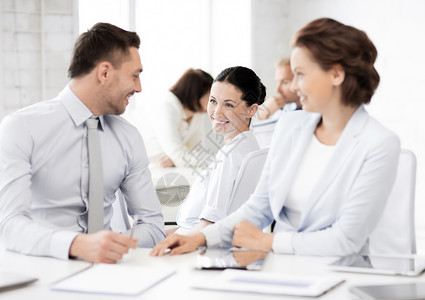 商业团队在办公室讨论某件事情同事女士笔记本职场合伙研究思维微笑工作企业家策略高清图片素材