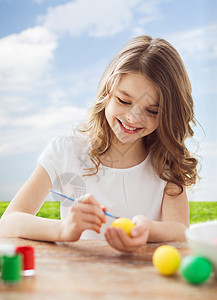 微笑的小女孩为复活节彩蛋染色绘画假期传统童年喜庆幸福青春期幼儿园孩子丰富多彩的高清图片素材