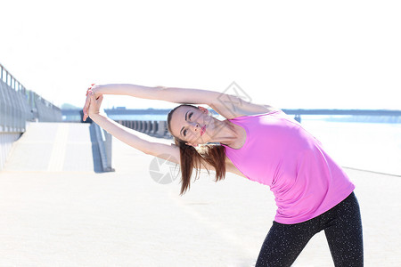 体育 街头有吸引力的女孩发型身体阳光衬衫绑腿衣服锻炼女性眼睛运动装户外的高清图片素材