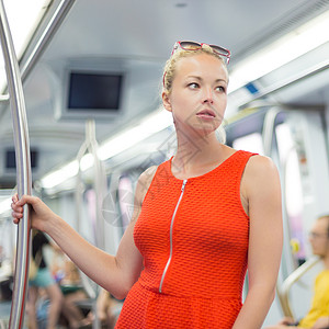 女士乘坐地铁旅行航程城市女孩民众女性乘客时间商业旅游运输现代的高清图片素材