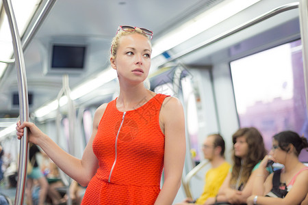 女士乘坐地铁旅行女性城市车站裙子工作民众时间乘客商业运输人高清图片素材