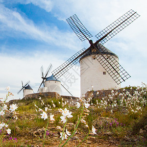 白色的风车欧洲风景优美的高清图片