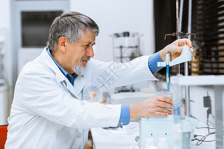 在实验室进行科学研究的高级男性研究员烧杯测试医生化学品技术员药品生物学工作液体化学背景图片