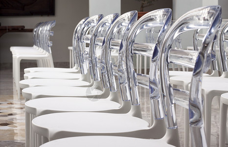 现代塑塑料设计板椅大厅派对仪式消失走道白色优雅椅子灰色空白背景图片