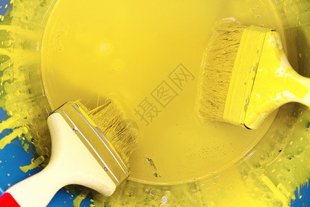 黄色油漆罐和刷子高清图片