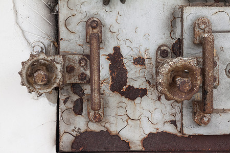 火葬场的旧锁和手柄背景图片