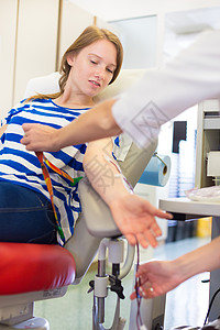 护士和捐血的献血者保健医院手臂女士技术员血液学健康男人诊所管子输血高清图片素材
