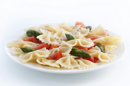 Farfalle 番茄和阿斯帕拉古沙拉桌子沙拉食物美味美食草本植物午餐盘子蔬菜玻璃碗高清图片素材