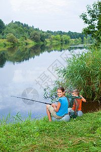 幼童捕鱼闲暇孩子们婴儿活动女孩姐姐兄弟孩子渔夫荒野高清图片