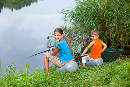 幼童捕鱼荒野男性活动乐趣动物两个人渔夫娱乐女性闲暇高清图片