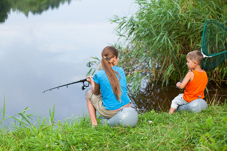 幼童捕鱼钓鱼兄弟活动动物渔夫鲤鱼乐趣荒野婴儿孩子们高清图片