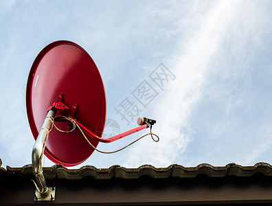屋顶上红色卫星转播房子渠道程序天空付费天线雷达信号视频背景图片