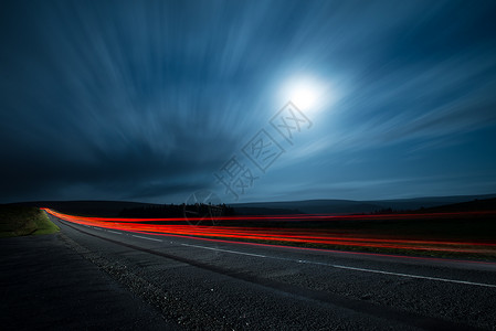夜光闪亮 快速驾驶车速度城市运动运输景观月亮背景图片