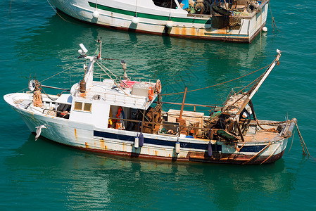 拉斯佩齐亚拖网渔船     意大利利古里亚浮标救生圈海军渔业绳索钓鱼绞盘海鸥渔夫运输背景