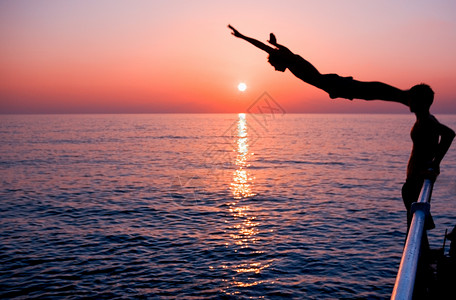 日落运动假期海滨乐趣肾上腺素男生飞跃技巧闲暇训练高清图片