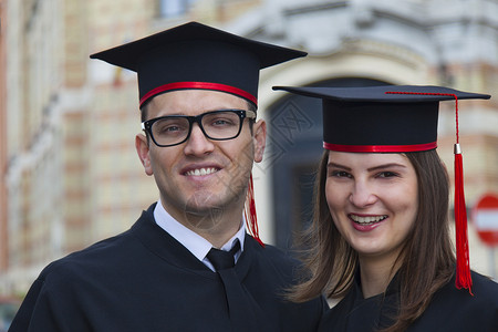 毕业日一对夫妇的肖像证书女孩喜悦微笑文凭成人夫妻学校大学教育毕业生高清图片素材