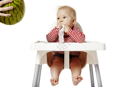 小婴儿和西瓜宝宝西瓜和婴儿西瓜椅子桌子孩子午餐快乐新生身体挑战条纹晚餐背景