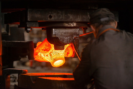 熔炉中的热铁铸造作坊冶金冶炼铁工铁匠金属蒸汽制造业辉光背景图片