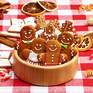 姜饼干圣诞姜饼饼干星星桌子香料蛋糕肉桂女孩盘子木头传统裤子背景