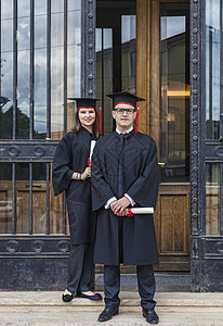 毕业日一对夫妇证书文凭成就快乐大学学校帽子女孩女士微笑二高清图片素材