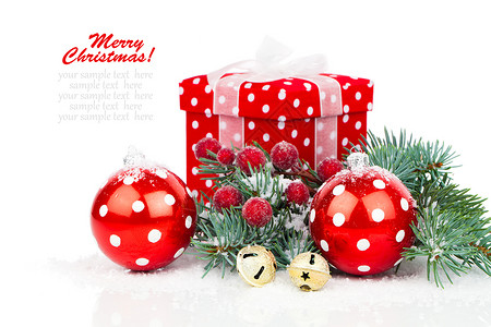 圣诞球和圆形树枝 上面有零星的装饰品假期装饰季节松树风格金子绿色雪花星星传统背景