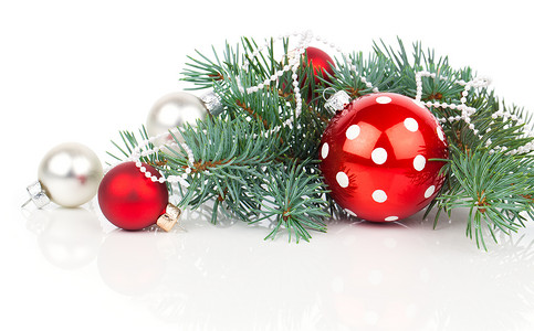 圣诞球和圆形树枝 上面有零星的装饰品风格装饰玩具白色雪花松树季节传统金子绿色背景