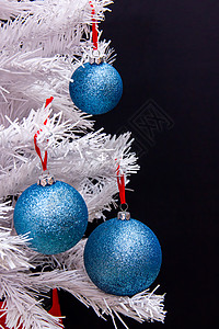 圣诞树上的圣诞球礼物丝带庆典季节植物问候语松树金子风格假期背景图片