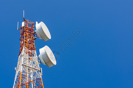 蓝色天空背景的电信塔Tall微波互联网收音机信号发射机卫星网络传播播送频率背景